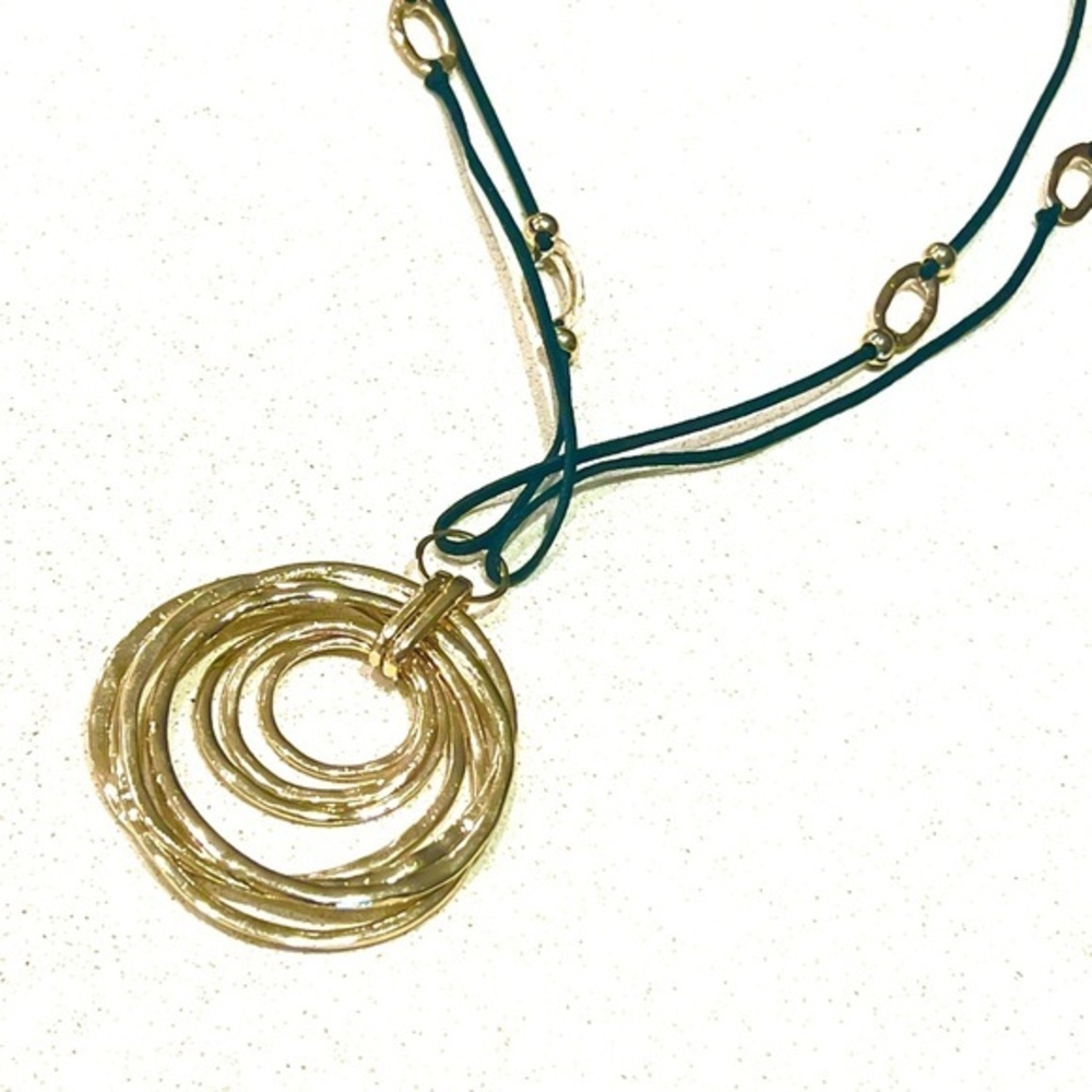 Victoria Leland Designs Elegant Gold Pendant Necklace
